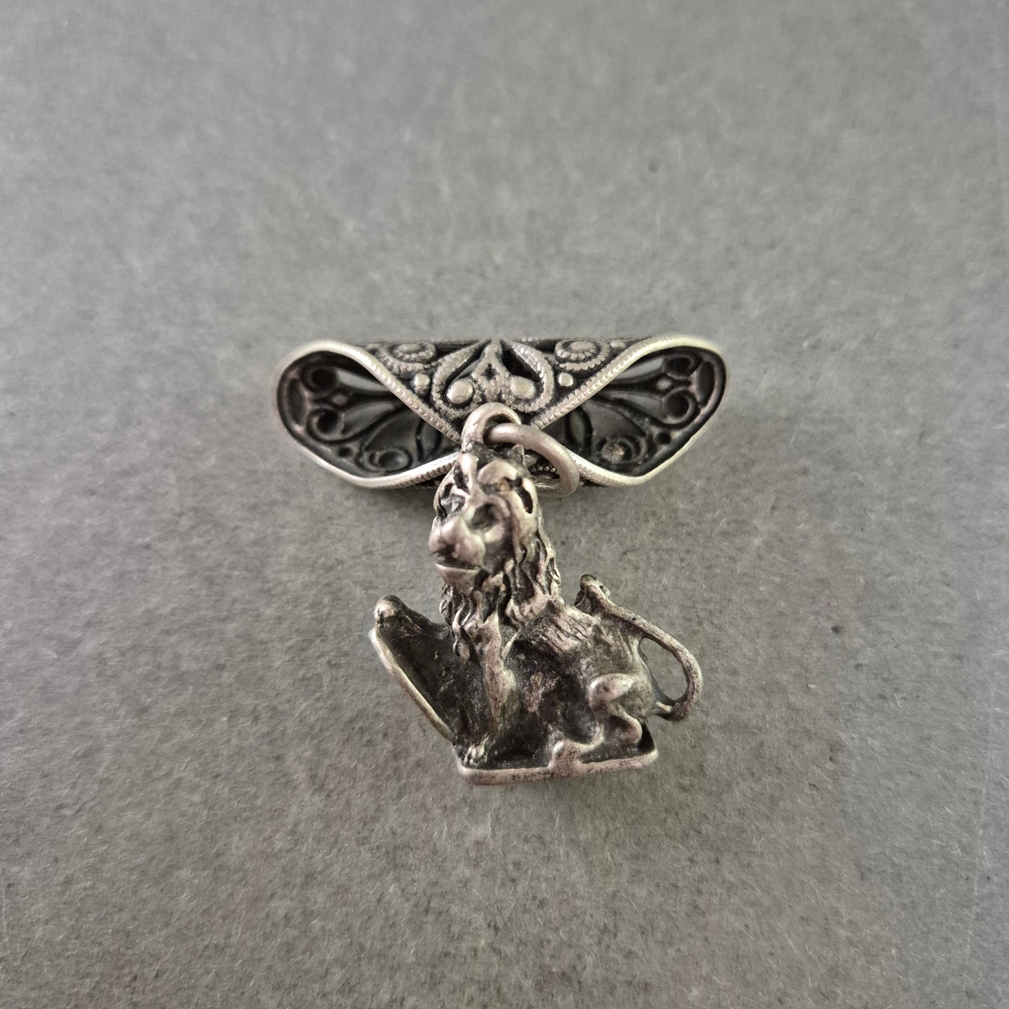 Antiker Anhänger – Löwenkopf mit filigranem Ornament