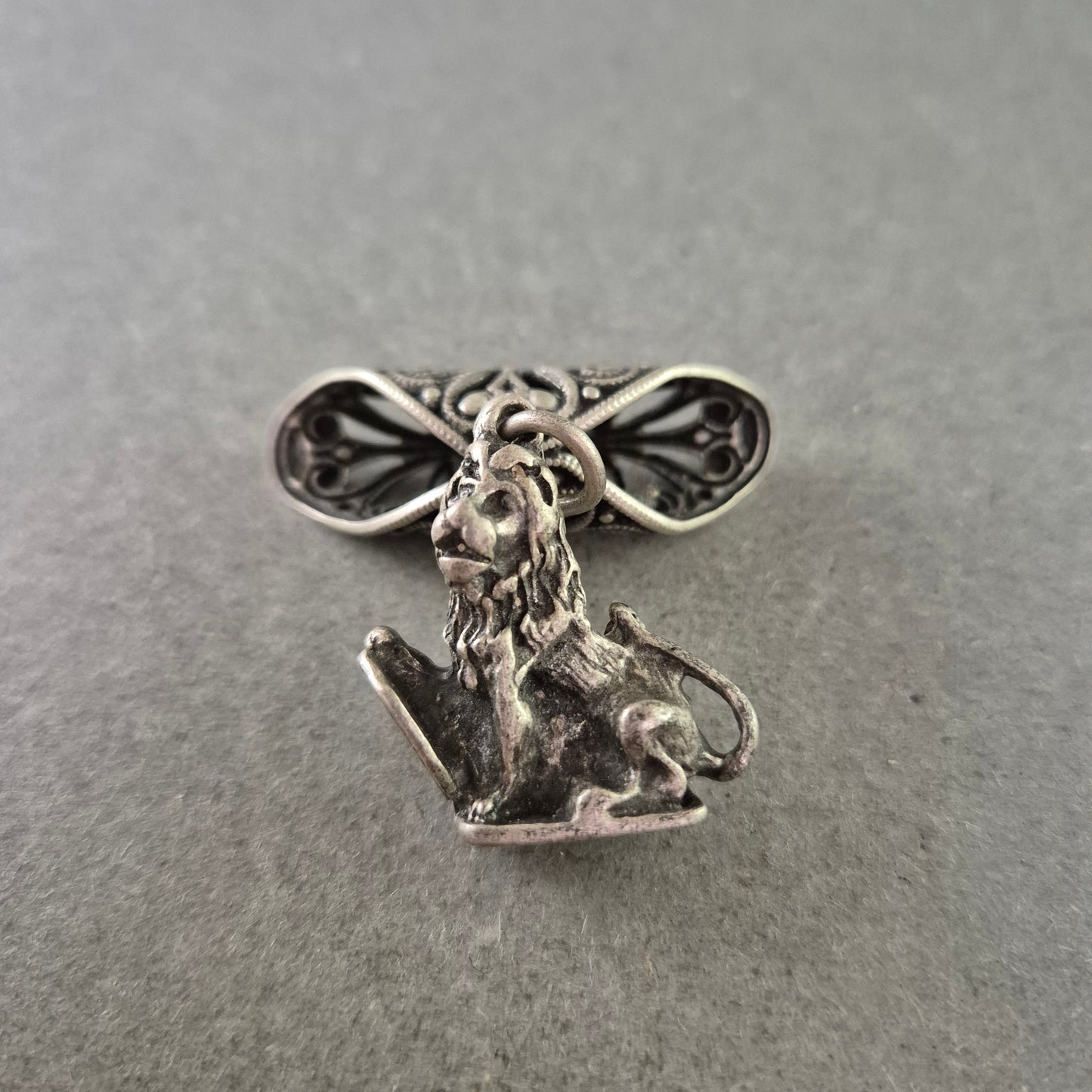 Antiker Anhänger – Löwenkopf mit filigranem Ornament
