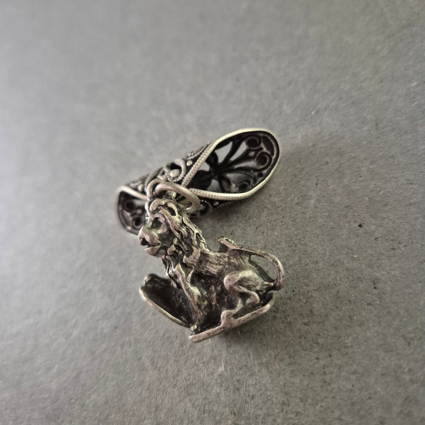 Antiker Anhänger – Löwenkopf mit filigranem Ornament
