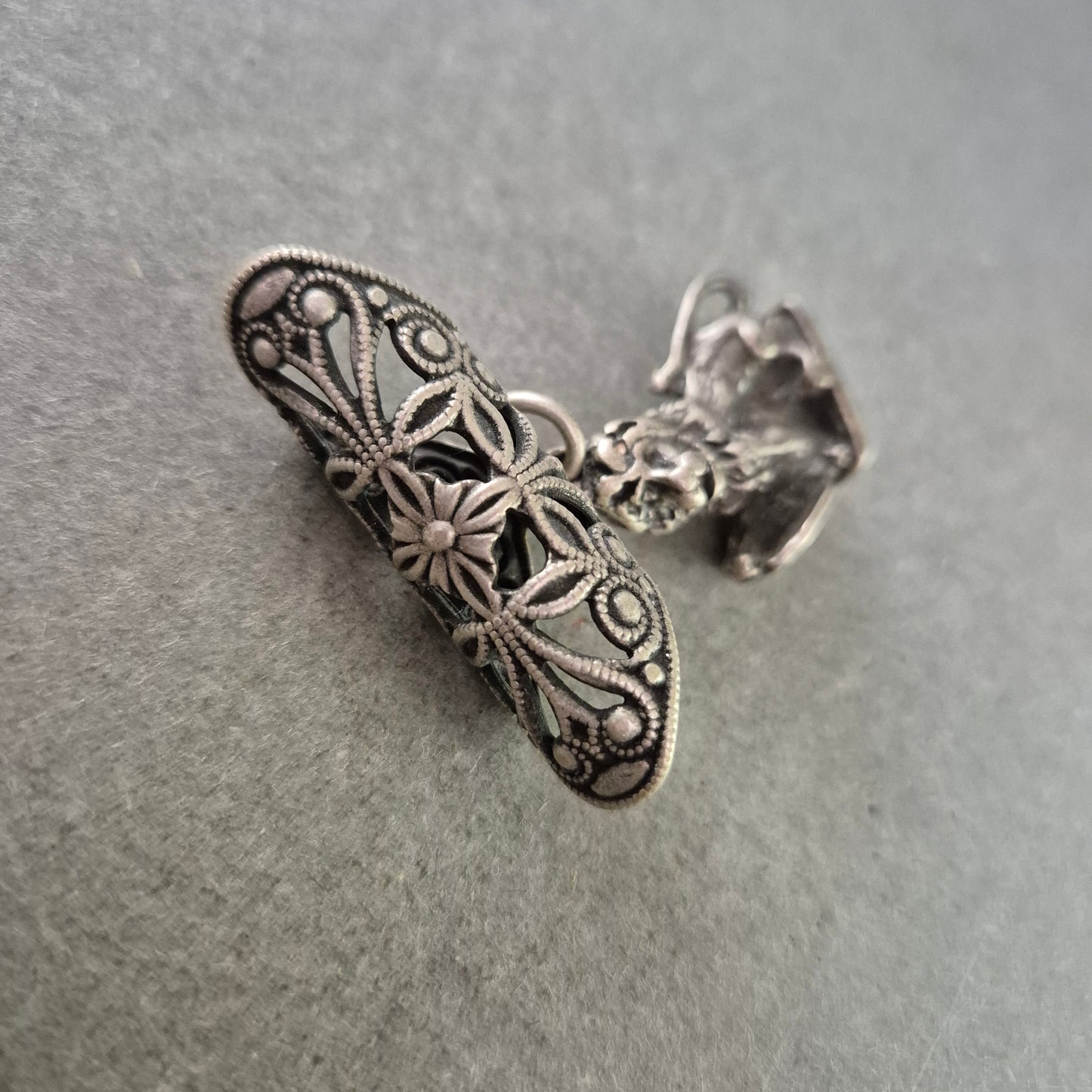 Antiker Anhänger – Löwenkopf mit filigranem Ornament