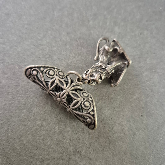 Antiker Anhänger – Löwenkopf mit filigranem Ornament