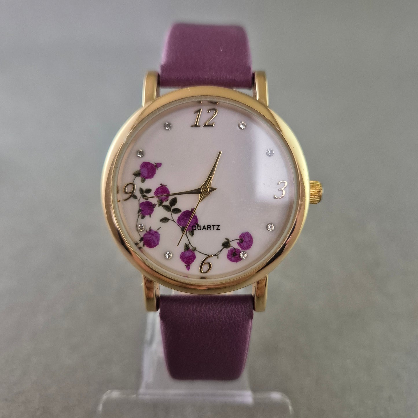 Elegante Damen Uhr – Florales Design mit violettem Armband