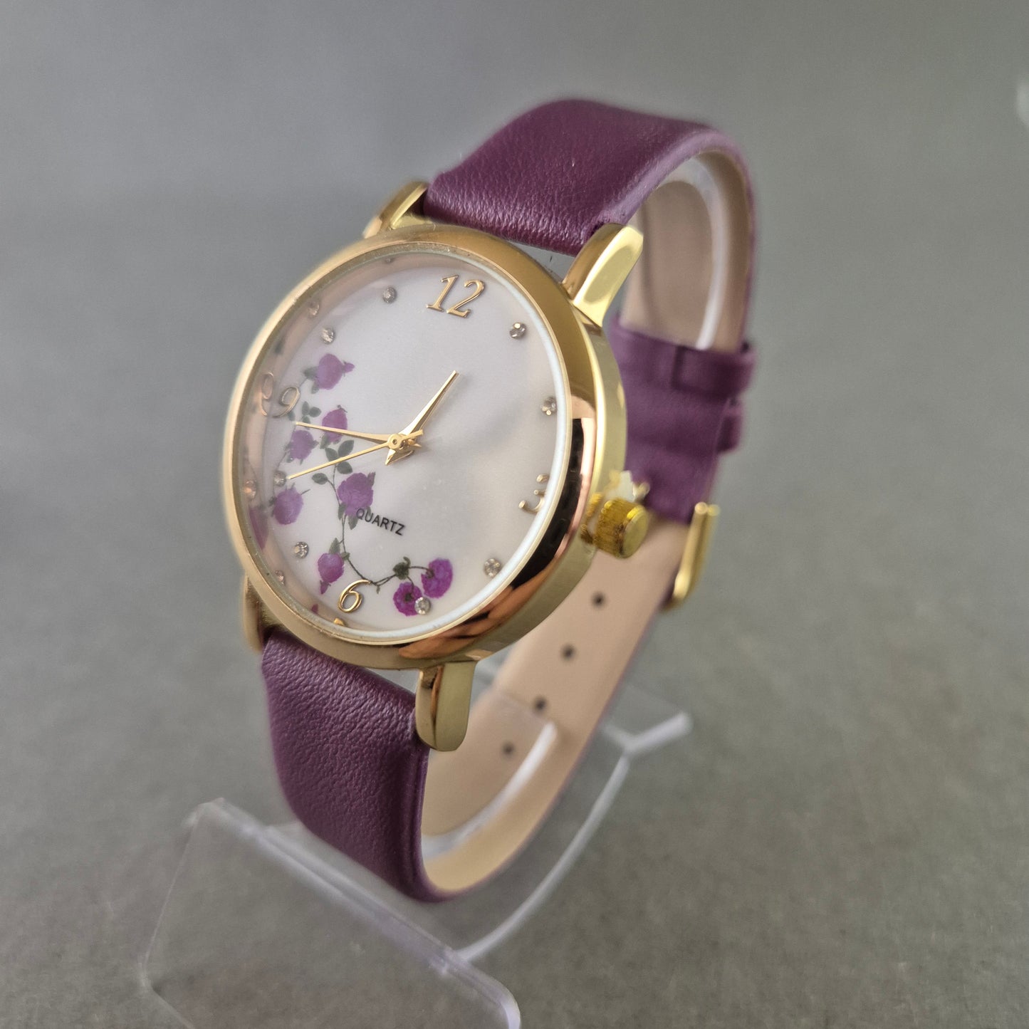 Elegante Damen Uhr – Florales Design mit violettem Armband