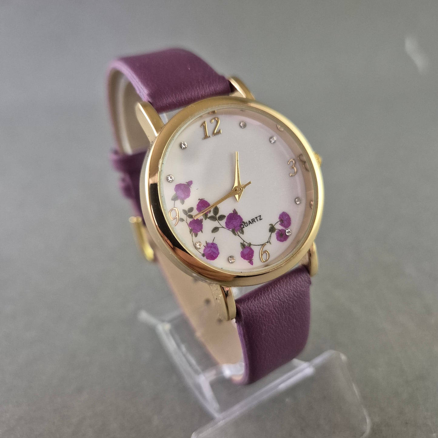 Elegante Damen Uhr – Florales Design mit violettem Armband