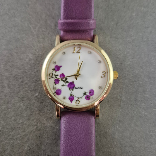 Elegante Damen Uhr – Florales Design mit violettem Armband