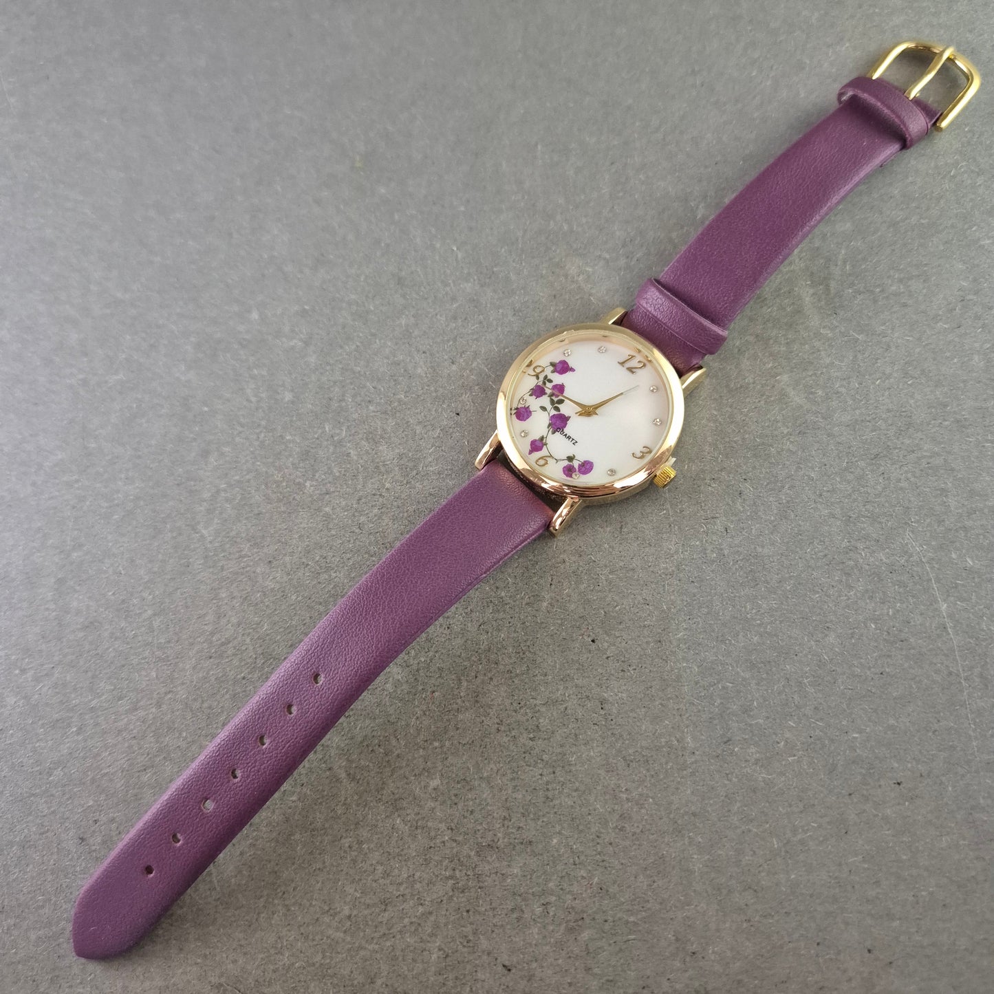 Elegante Damen Uhr – Florales Design mit violettem Armband