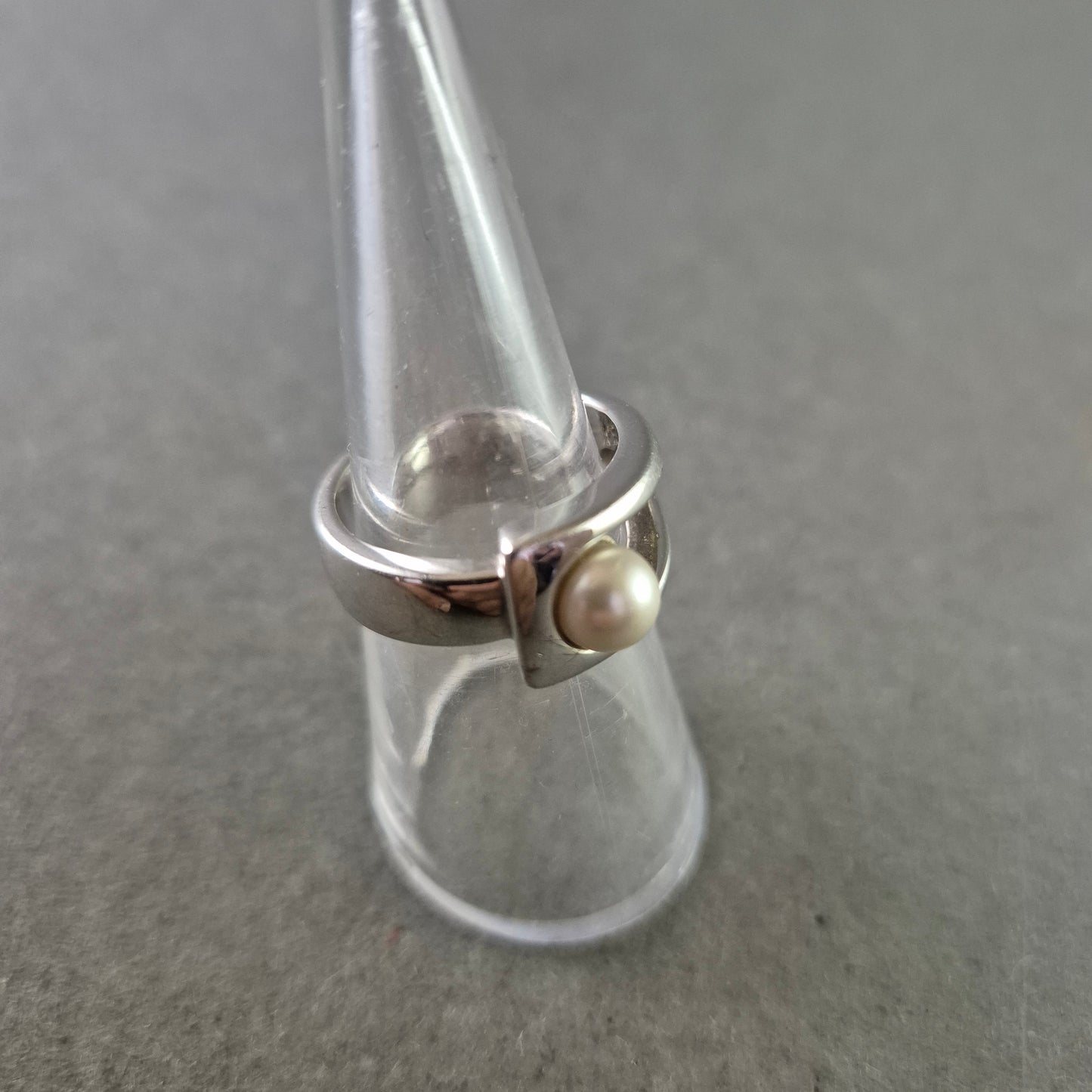 Moderner Damen Ring – Schlichtes Design mit Perle