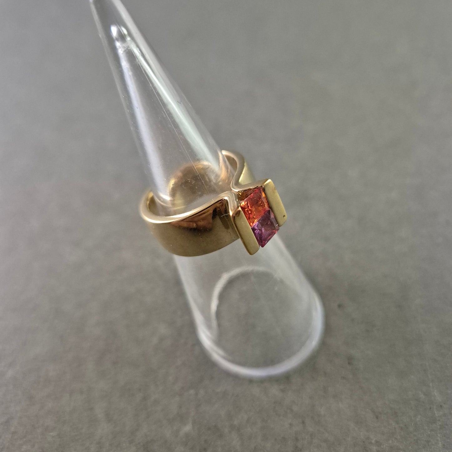 Moderner Damen Ring – Breite Schiene mit rotem Stein