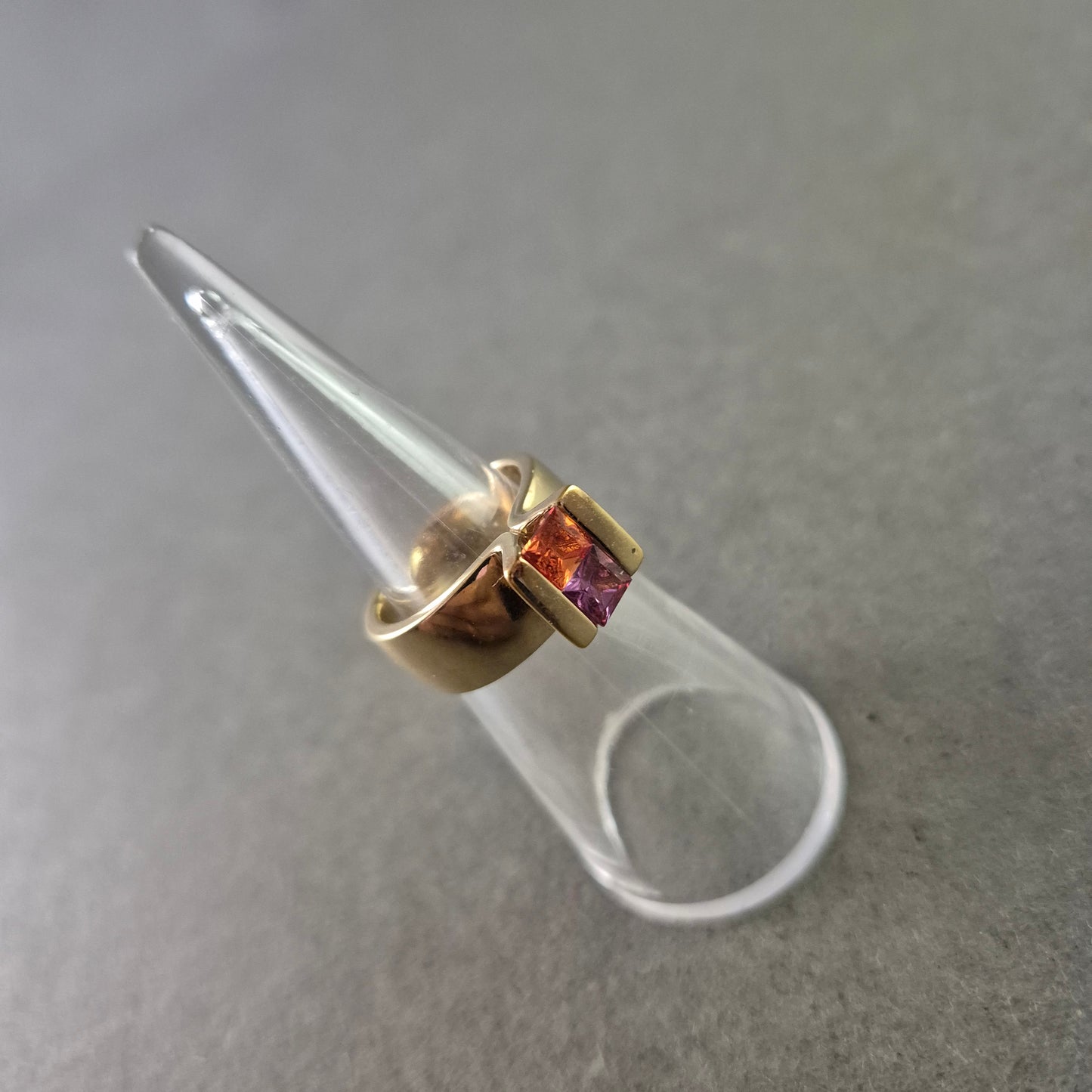 Moderner Damen Ring – Breite Schiene mit rotem Stein