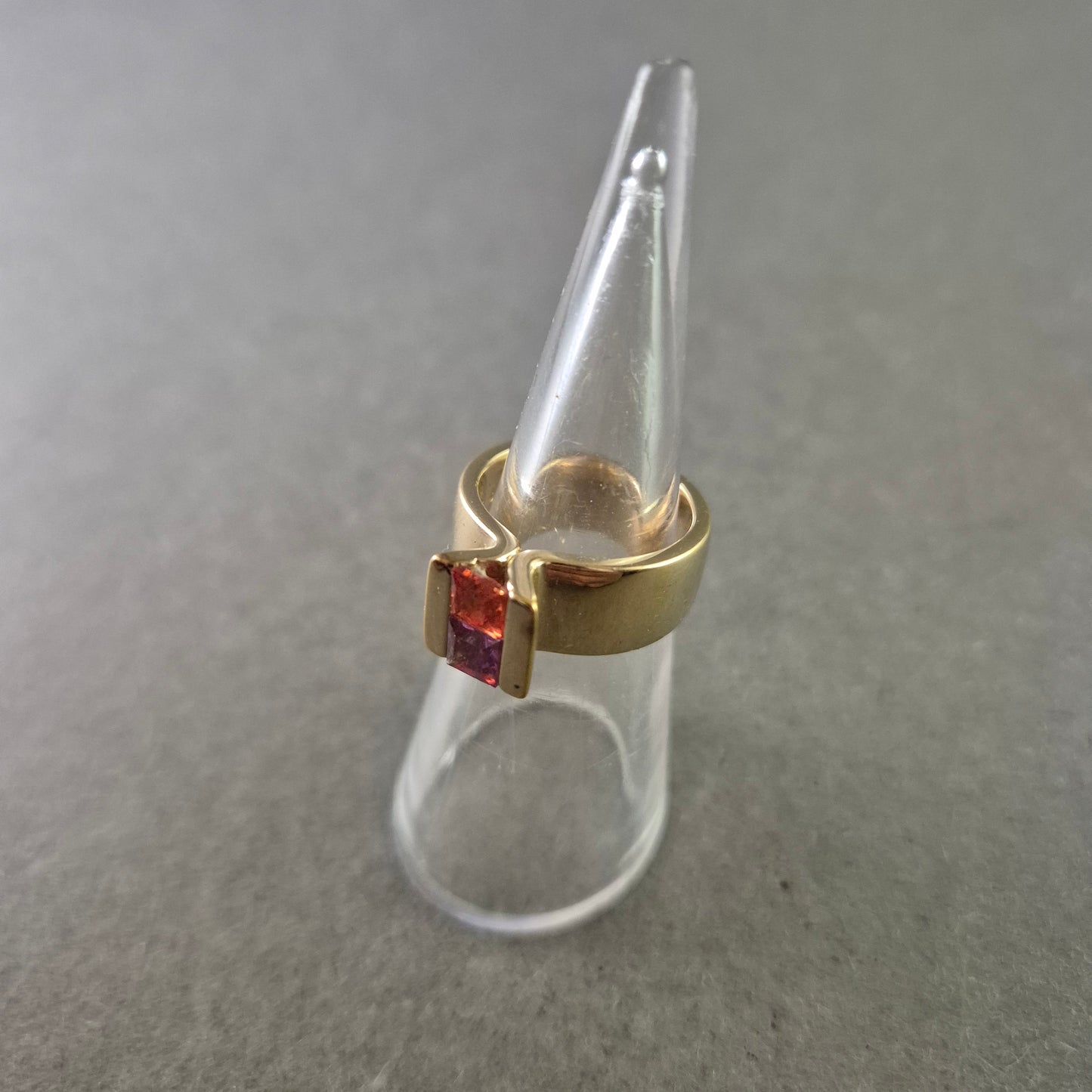 Moderner Damen Ring – Breite Schiene mit rotem Stein