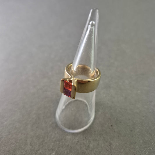 Moderner Damen Ring – Breite Schiene mit rotem Stein
