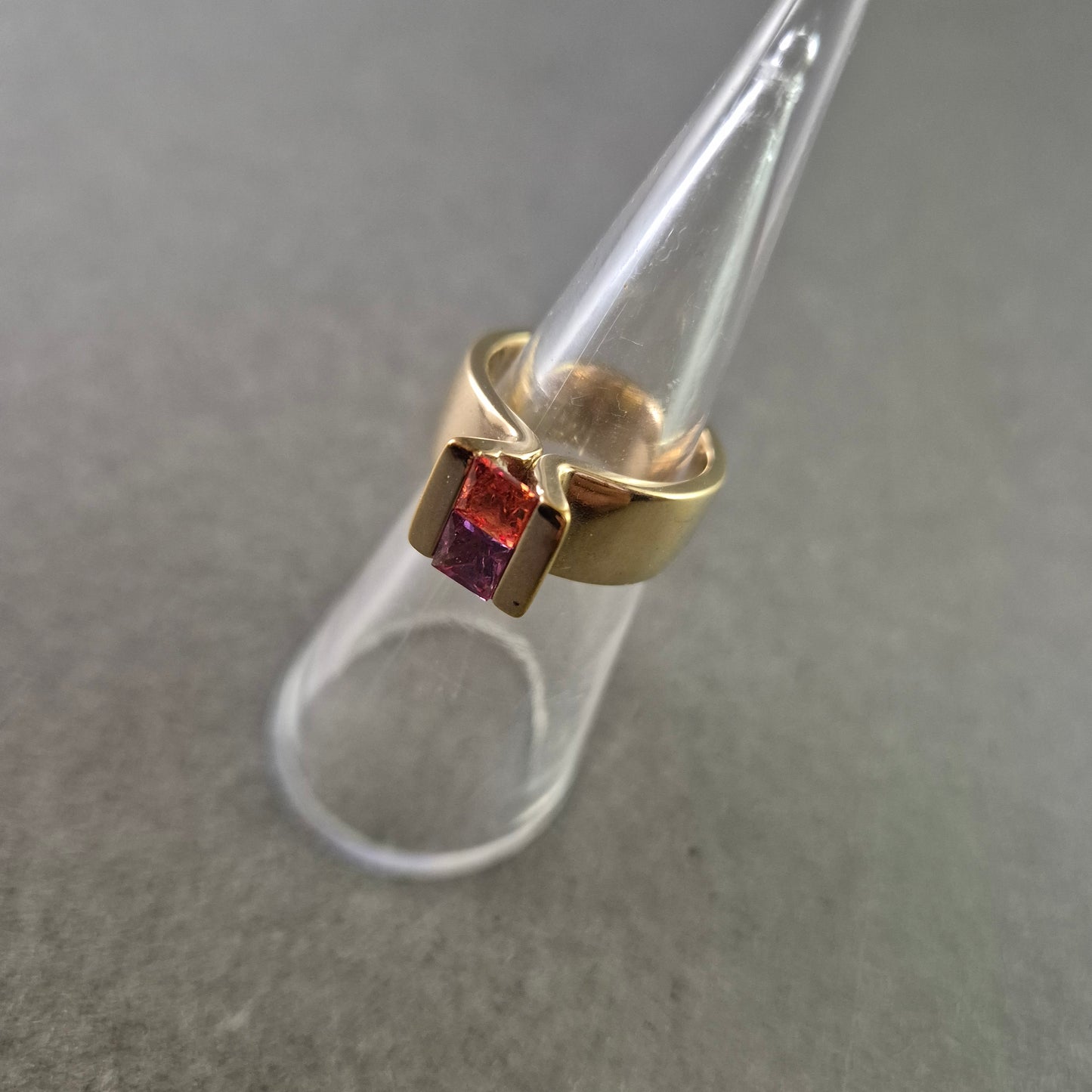 Moderner Damen Ring – Breite Schiene mit rotem Stein