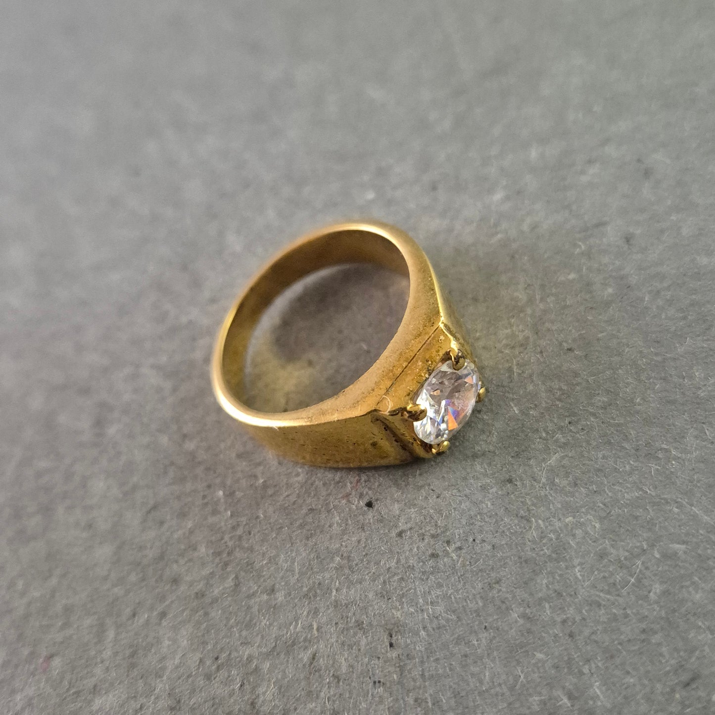 Markanter Ring – Breite Schiene mit großem Kristallstein