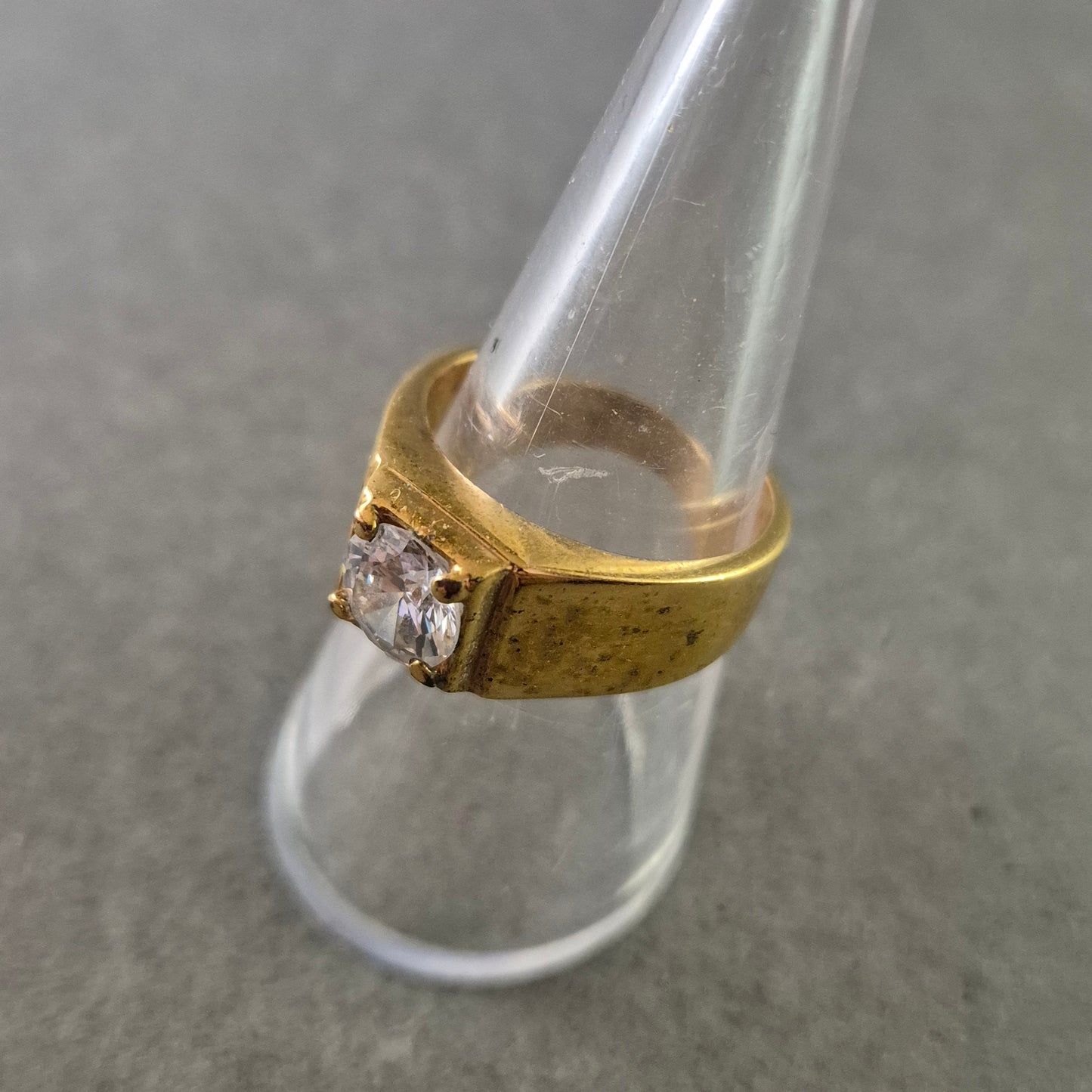 Markanter Ring – Breite Schiene mit großem Kristallstein