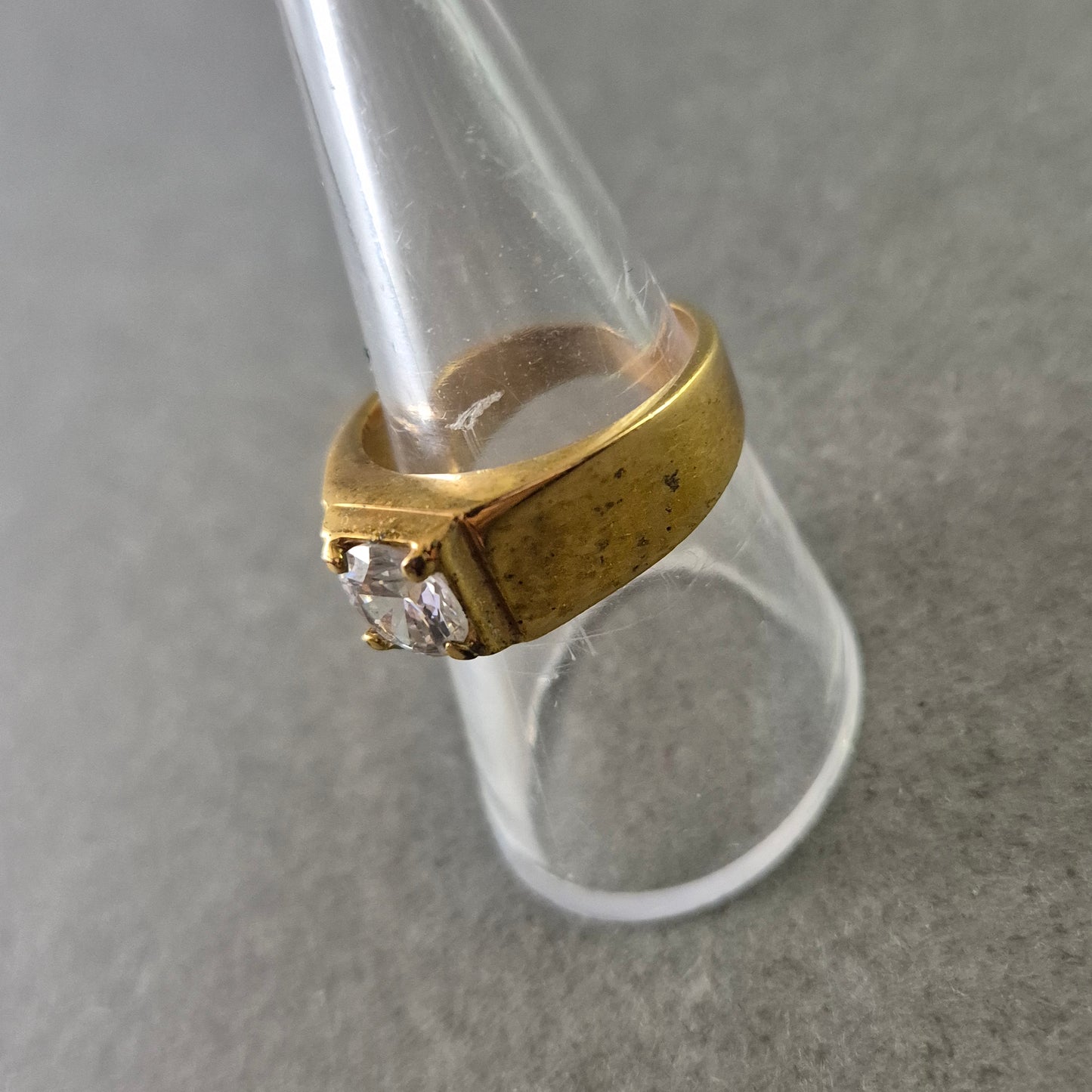 Markanter Ring – Breite Schiene mit großem Kristallstein