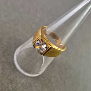 Markanter Ring – Breite Schiene mit großem Kristallstein