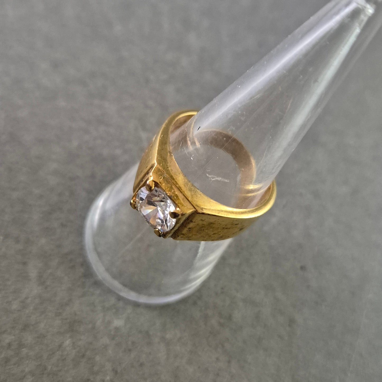 Markanter Ring – Breite Schiene mit großem Kristallstein