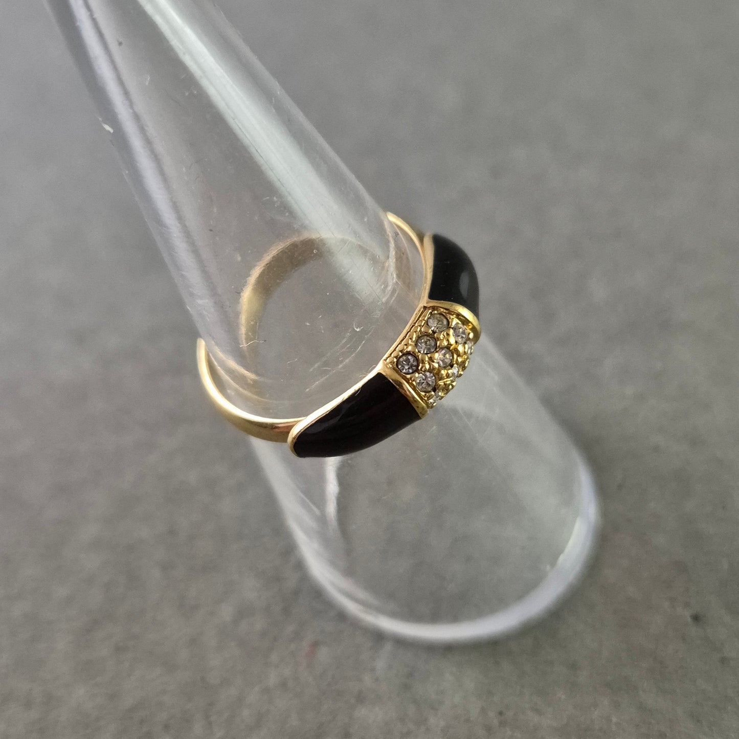 Eleganter Damen Ring – Schwarz-Gold Design mit funkelnden Steinen