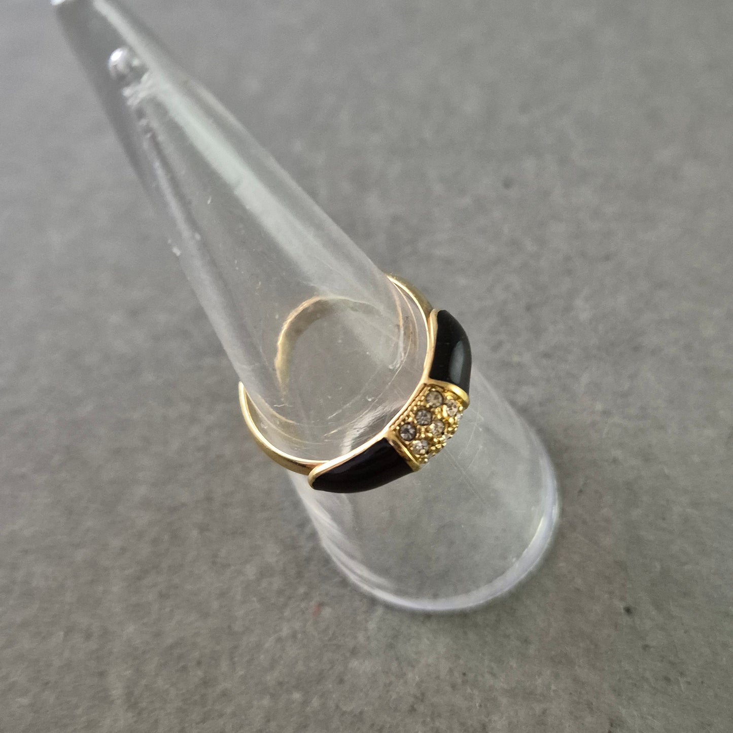 Eleganter Damen Ring – Schwarz-Gold Design mit funkelnden Steinen