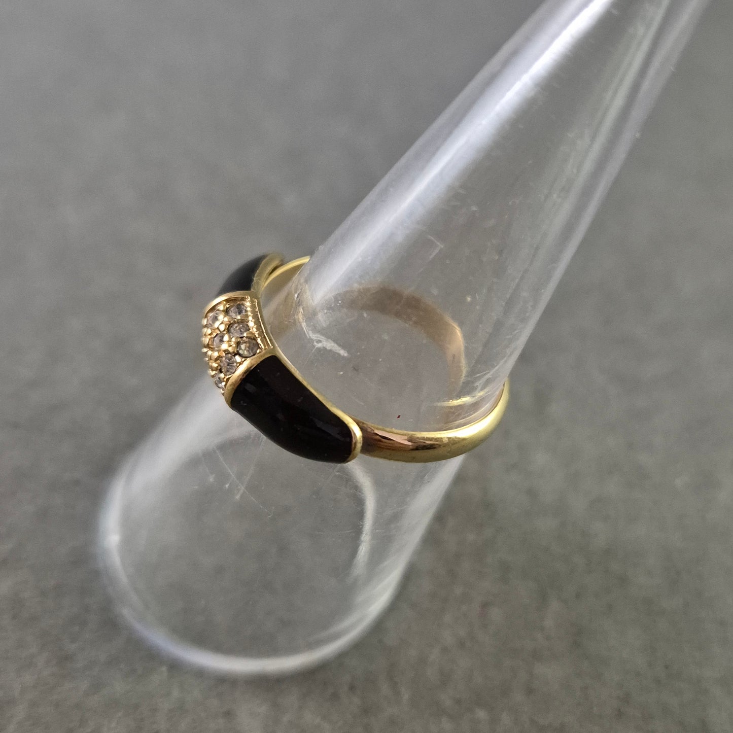 Eleganter Damen Ring – Schwarz-Gold Design mit funkelnden Steinen
