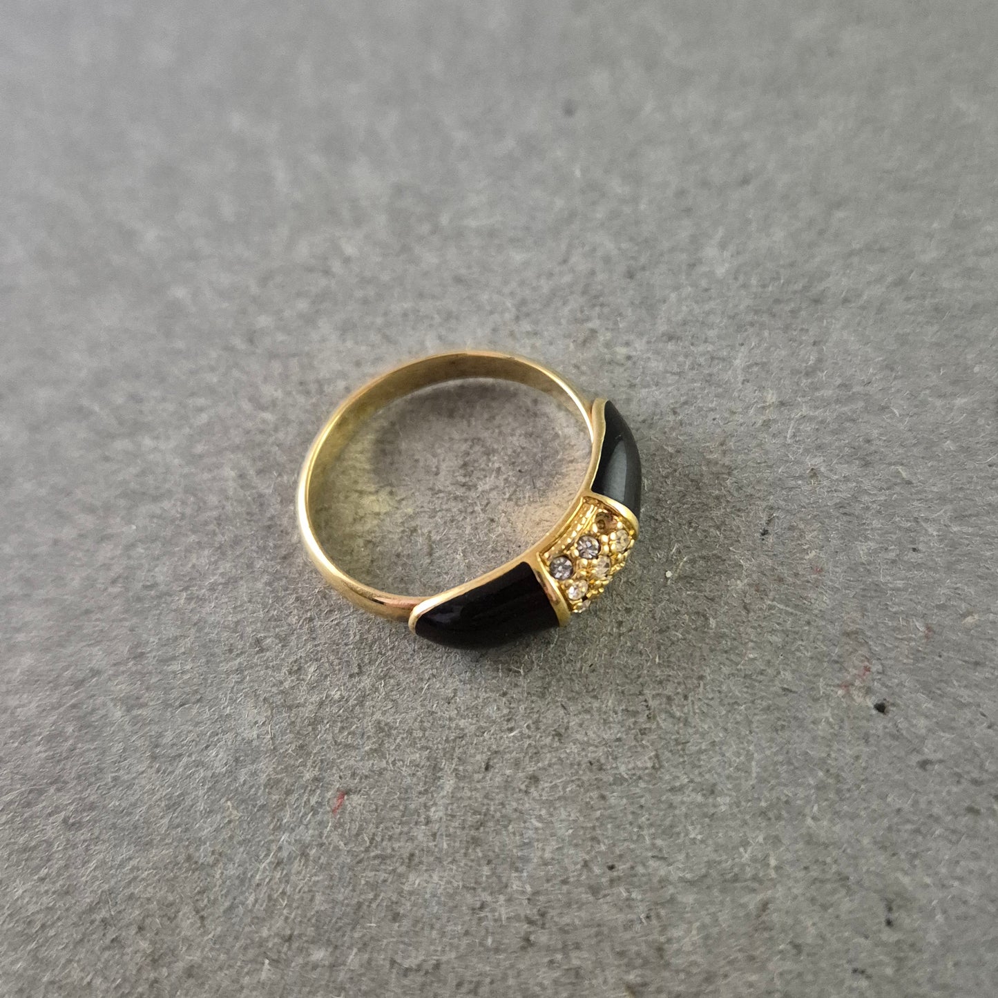 Eleganter Damen Ring – Schwarz-Gold Design mit funkelnden Steinen