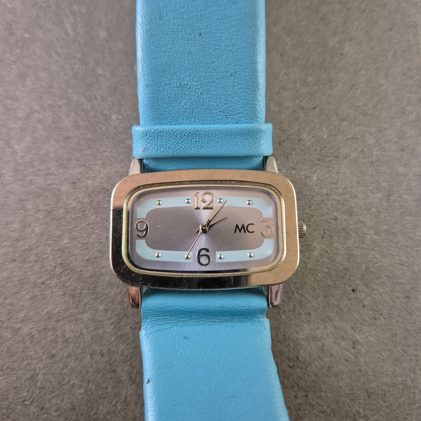 MC Damen Uhr – Rechteckiges Design mit blauem Lederarmband