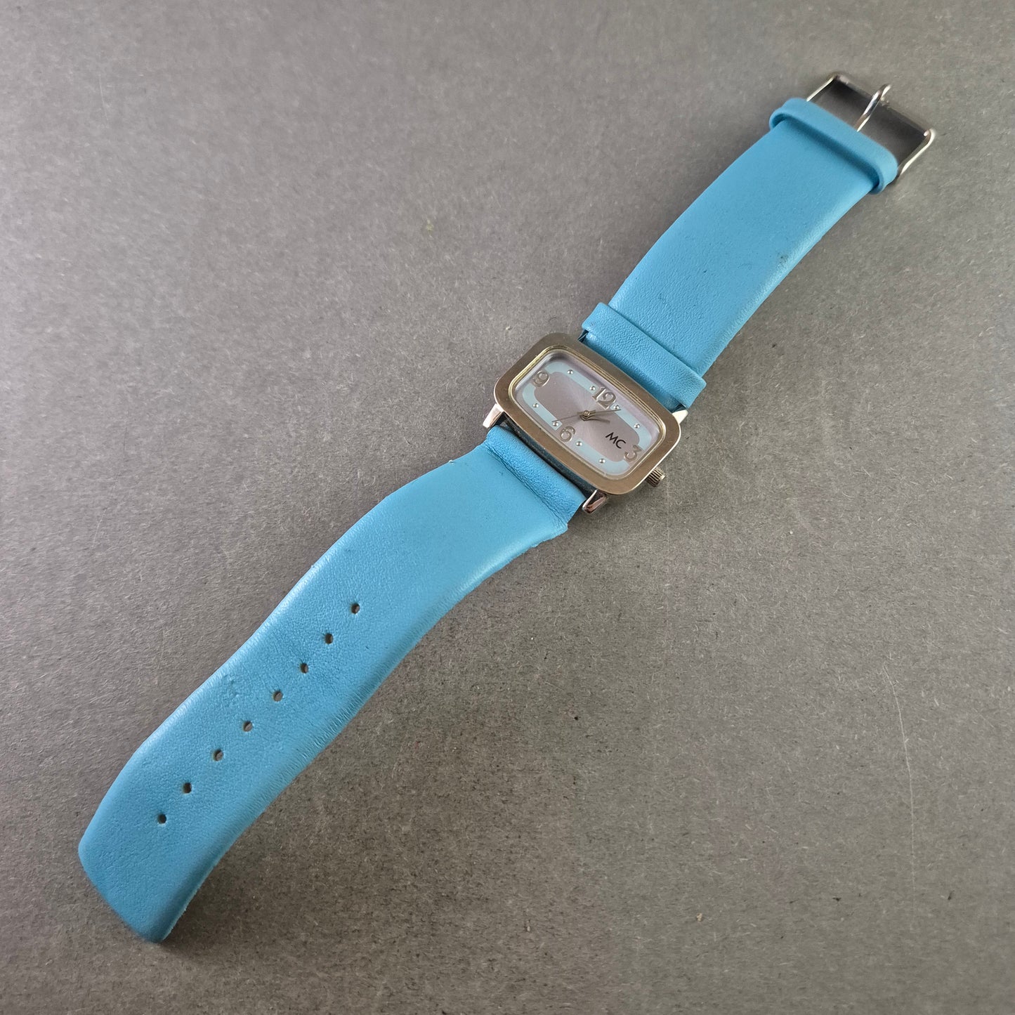 MC Damen Uhr – Rechteckiges Design mit blauem Lederarmband