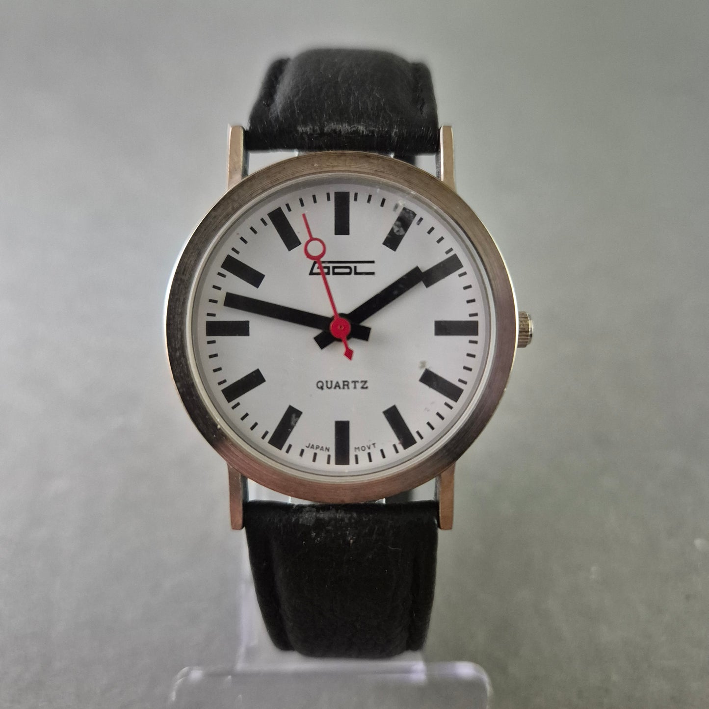 ADCL Herren Uhr – Sportliches Design mit roten Zeigern