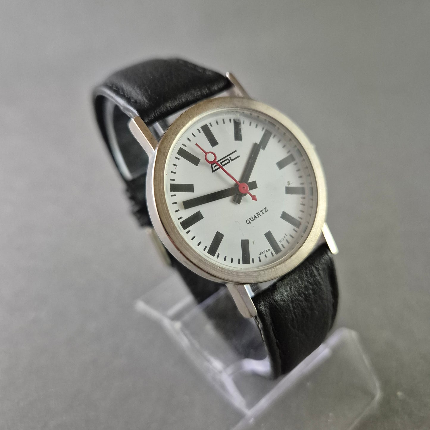 ADCL Herren Uhr – Sportliches Design mit roten Zeigern