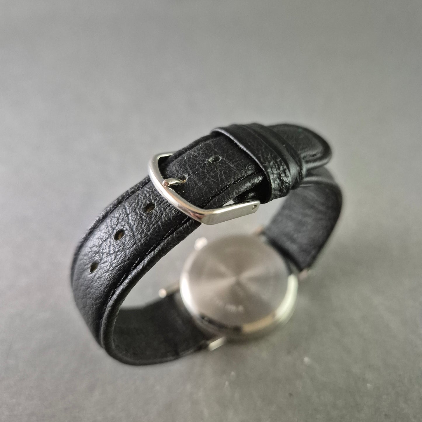 ADCL Herren Uhr – Sportliches Design mit roten Zeigern