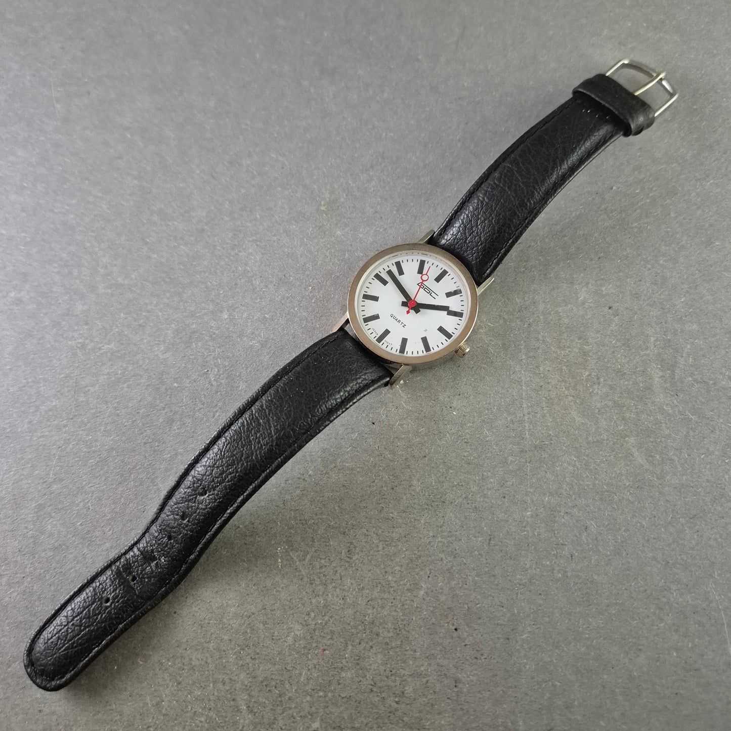 ADCL Herren Uhr – Sportliches Design mit roten Zeigern