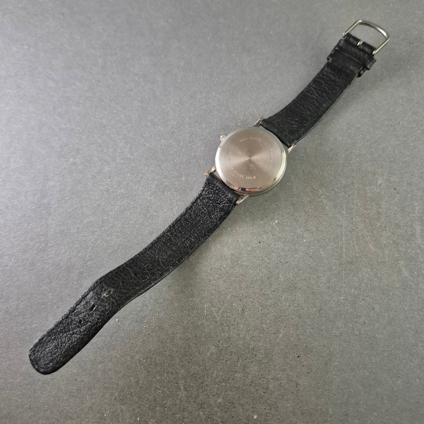 ADCL Herren Uhr – Sportliches Design mit roten Zeigern