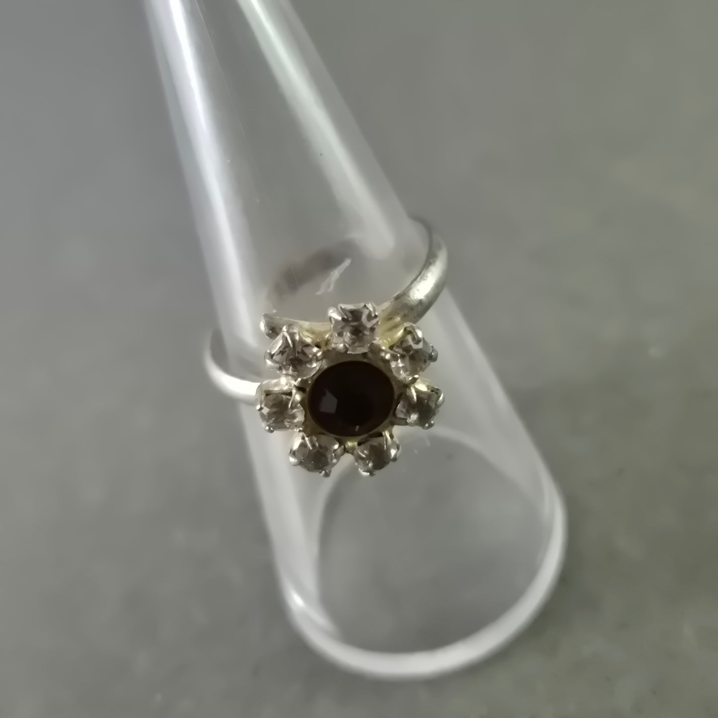 Eleganter Damen Ring – Roter Stein mit Blütenverzierung