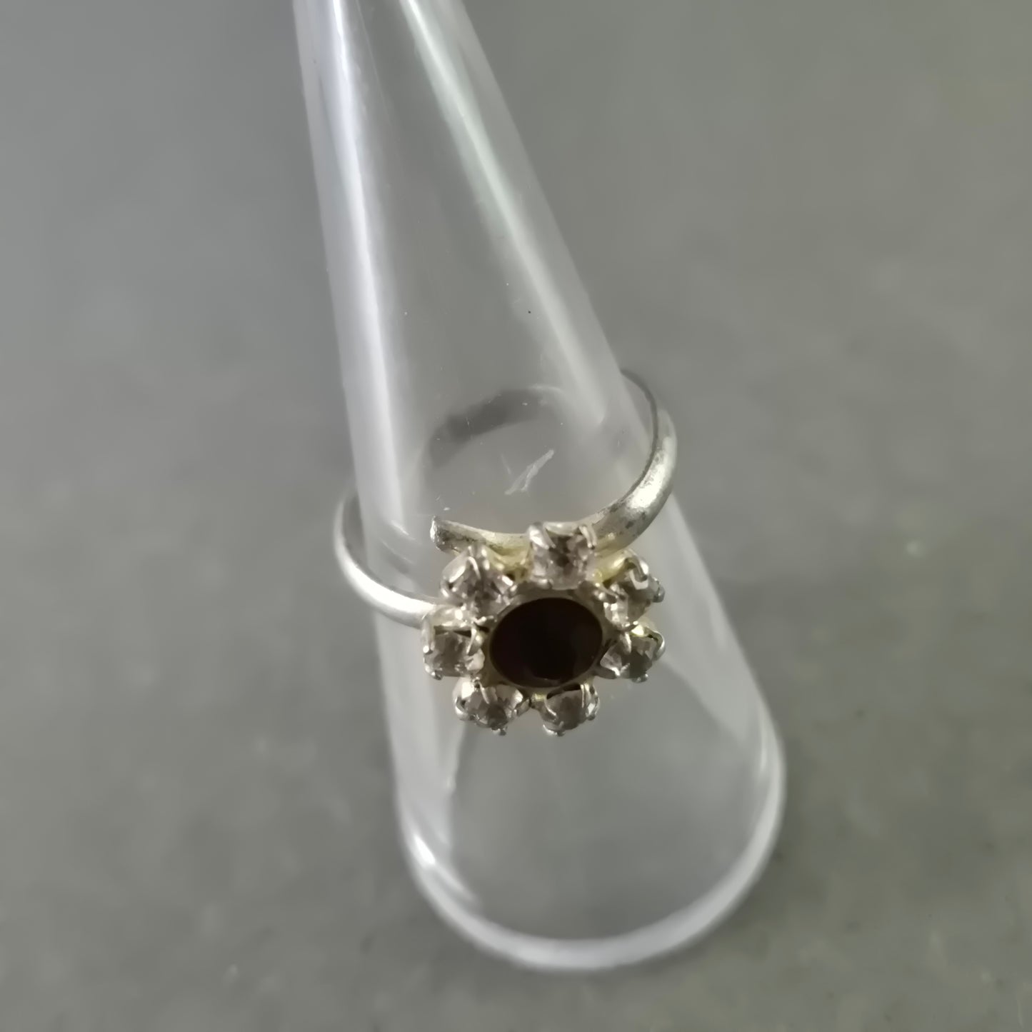 Eleganter Damen Ring – Roter Stein mit Blütenverzierung