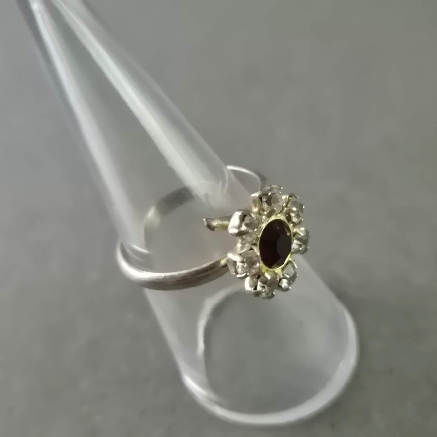 Eleganter Damen Ring – Roter Stein mit Blütenverzierung
