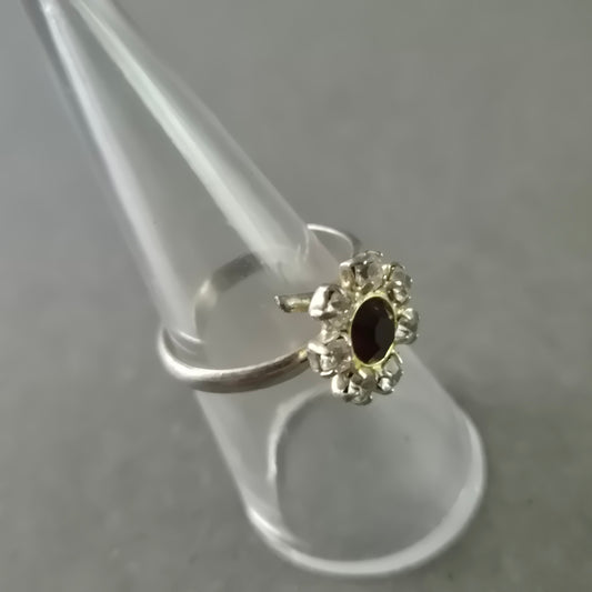 Eleganter Damen Ring – Roter Stein mit Blütenverzierung