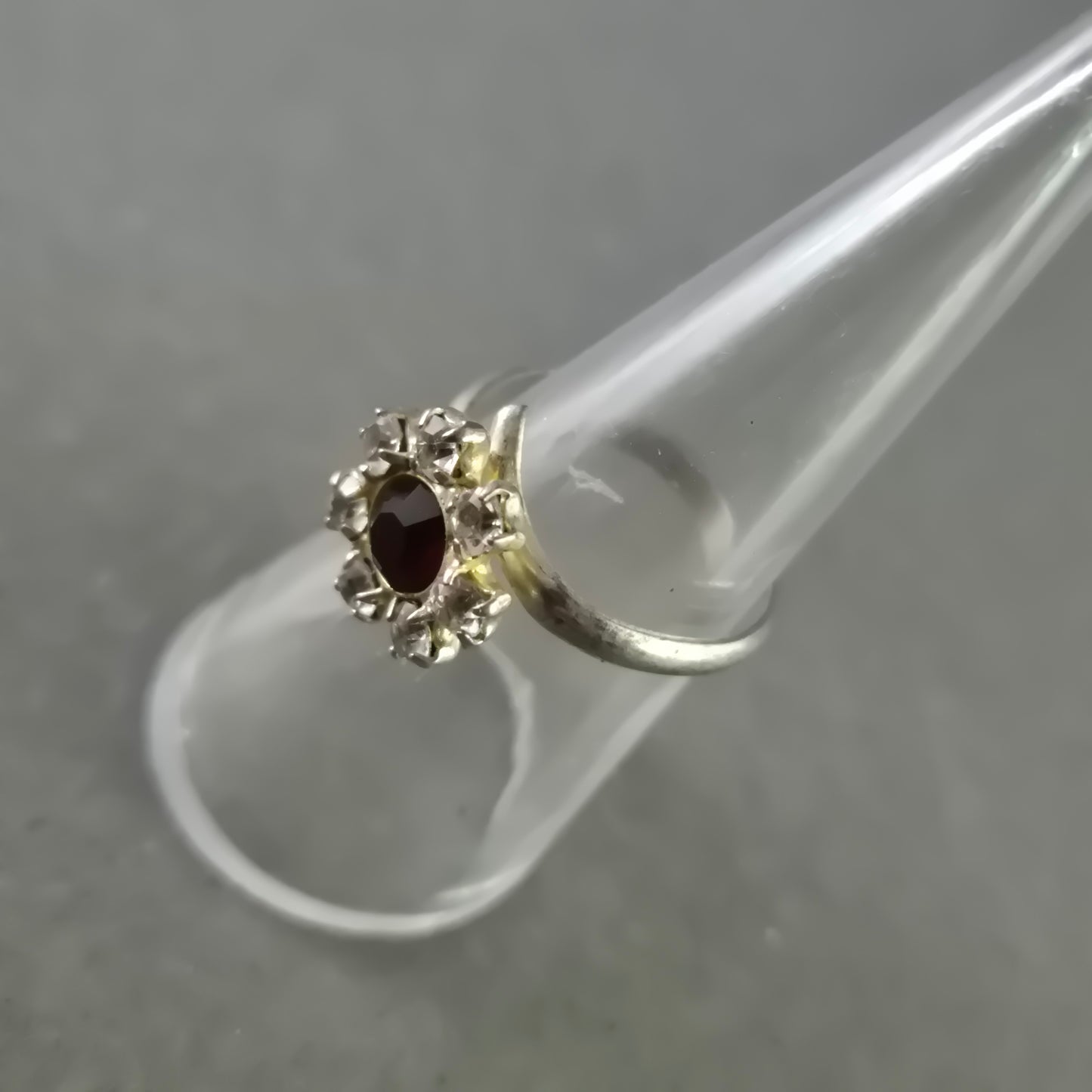 Eleganter Damen Ring – Roter Stein mit Blütenverzierung