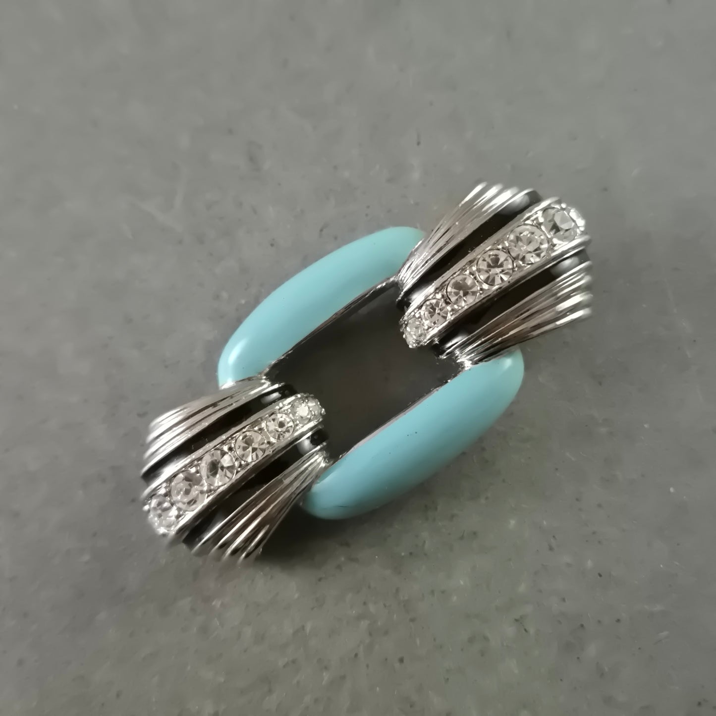 Elegante Brosche – Modernes Design mit Strass und Türkis