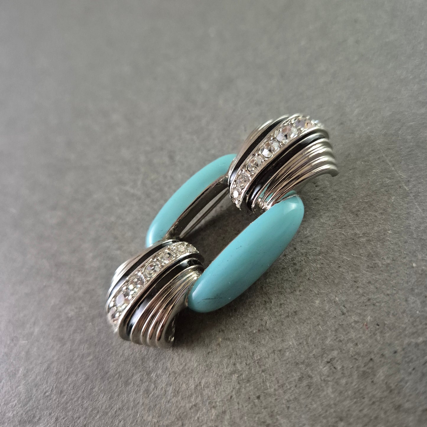 Elegante Brosche – Modernes Design mit Strass und Türkis