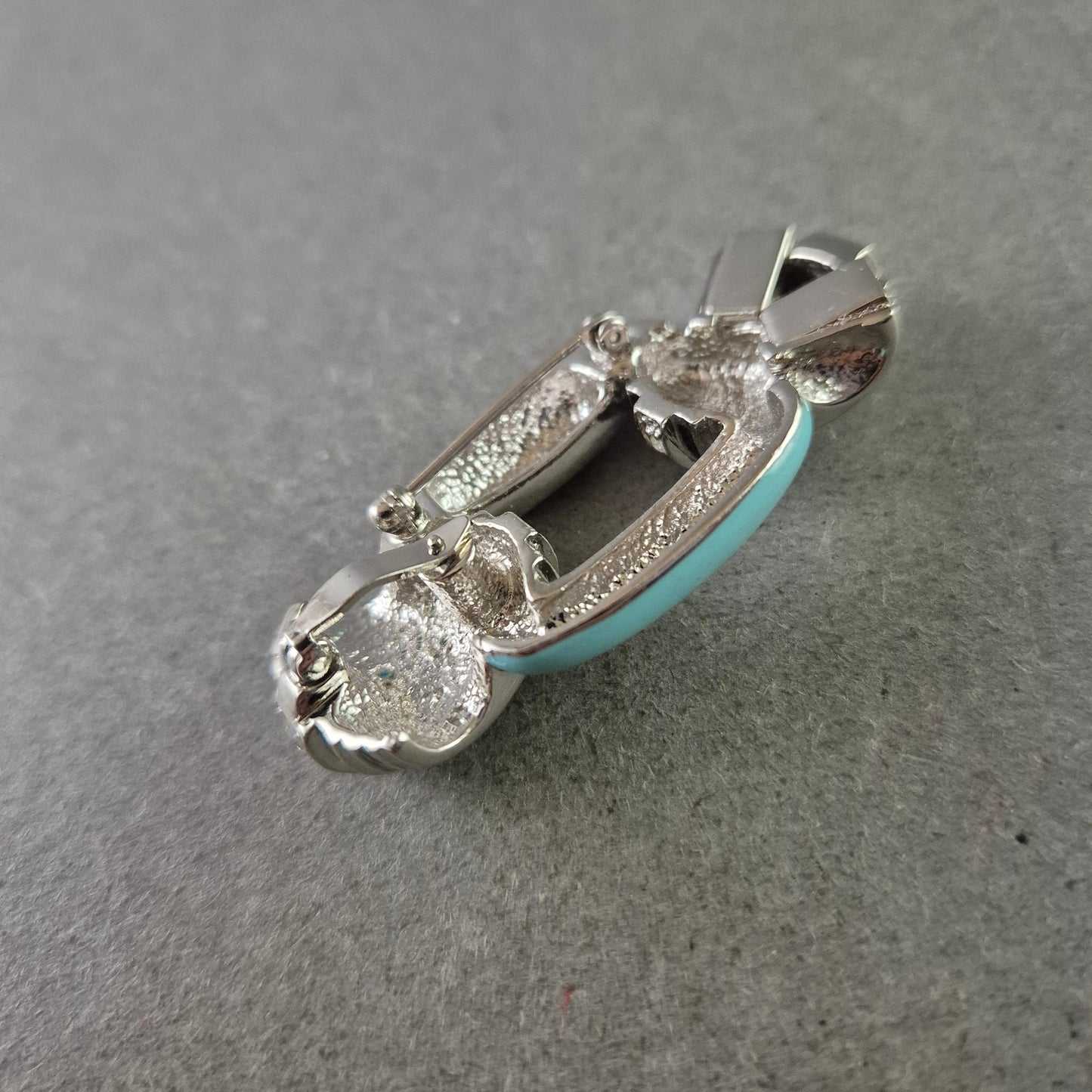 Elegante Brosche – Modernes Design mit Strass und Türkis