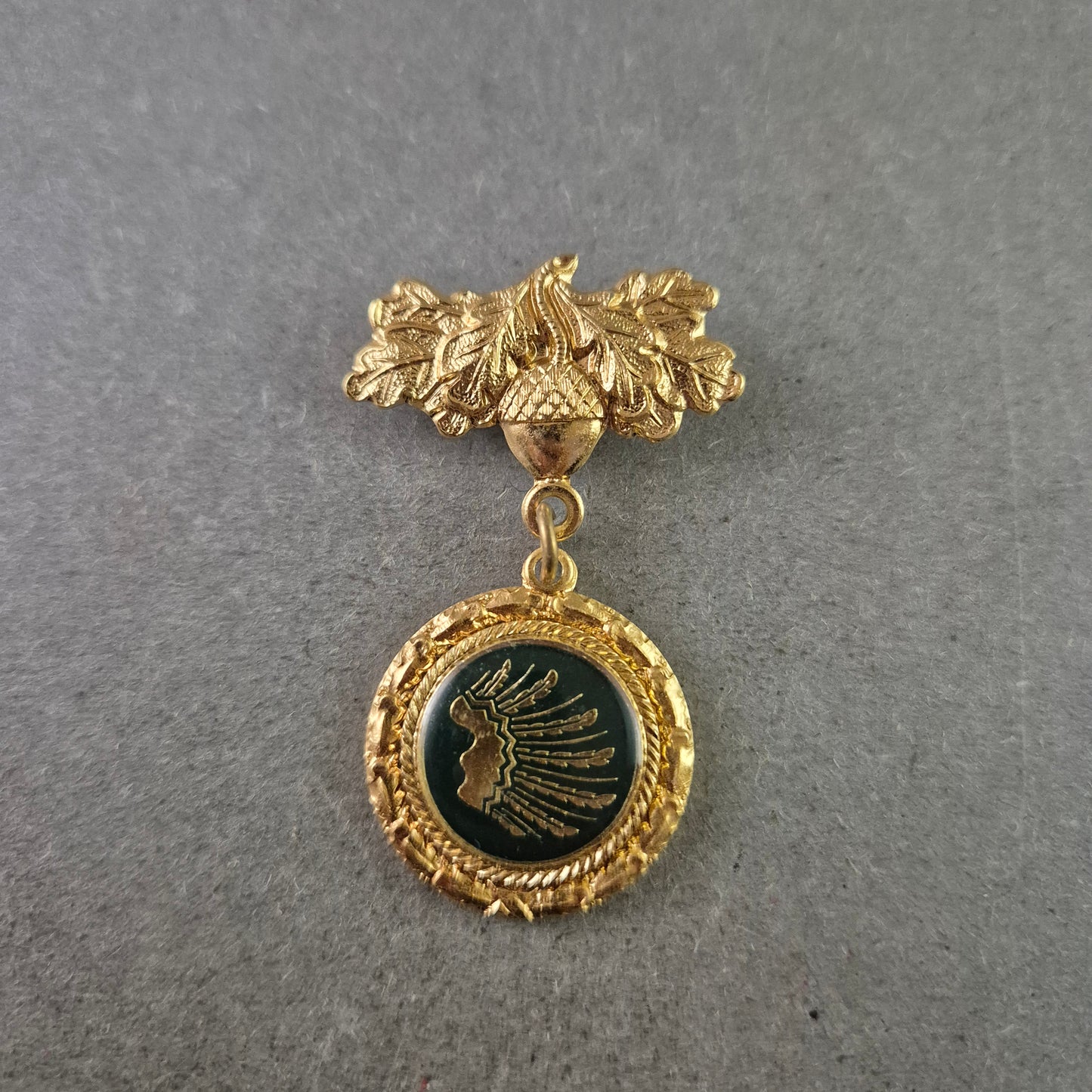 Dekorative Brosche/Medaille – Jahr 2000 mit Eichenlaub