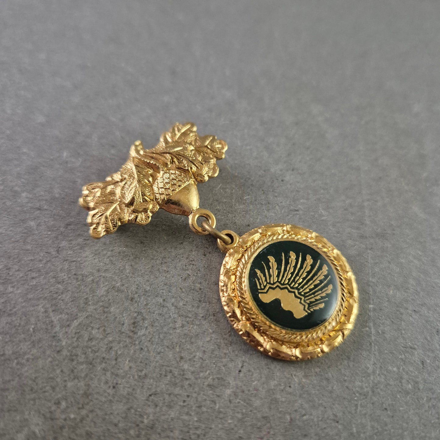 Dekorative Brosche/Medaille – Jahr 2000 mit Eichenlaub