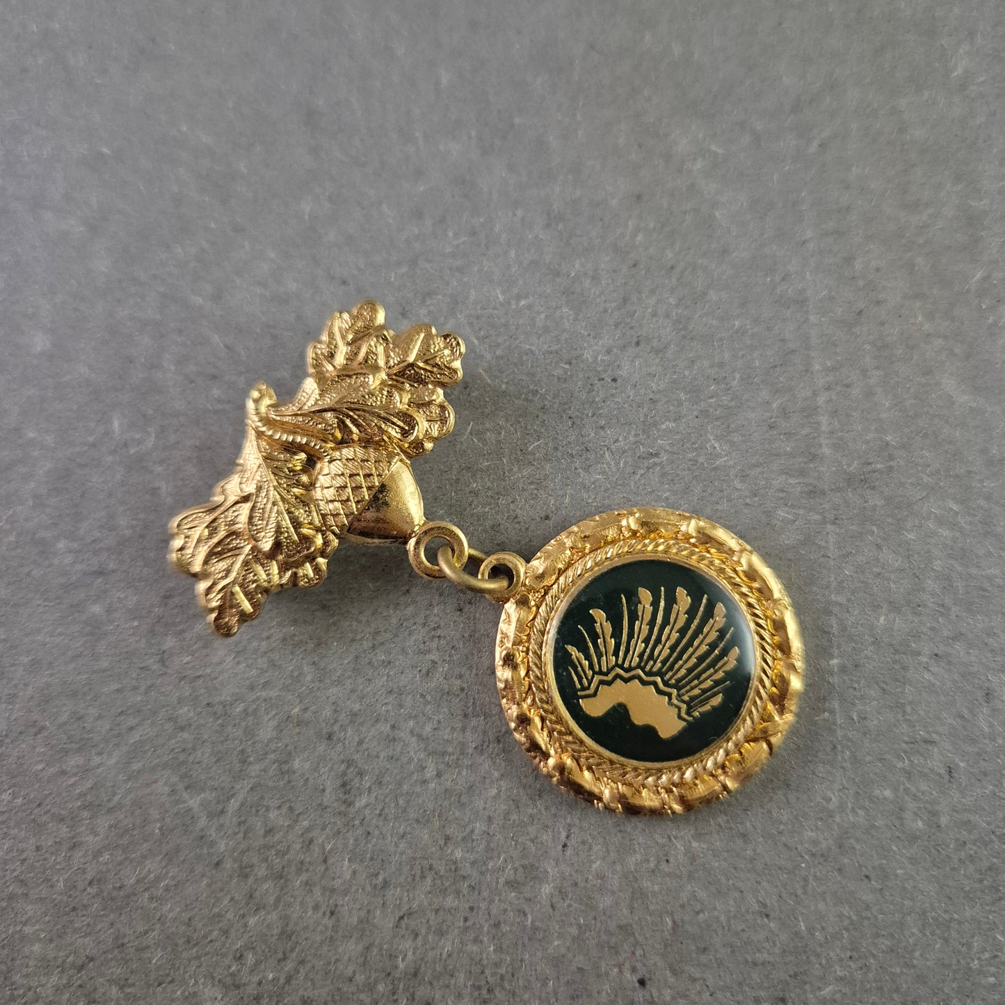 Dekorative Brosche/Medaille – Jahr 2000 mit Eichenlaub