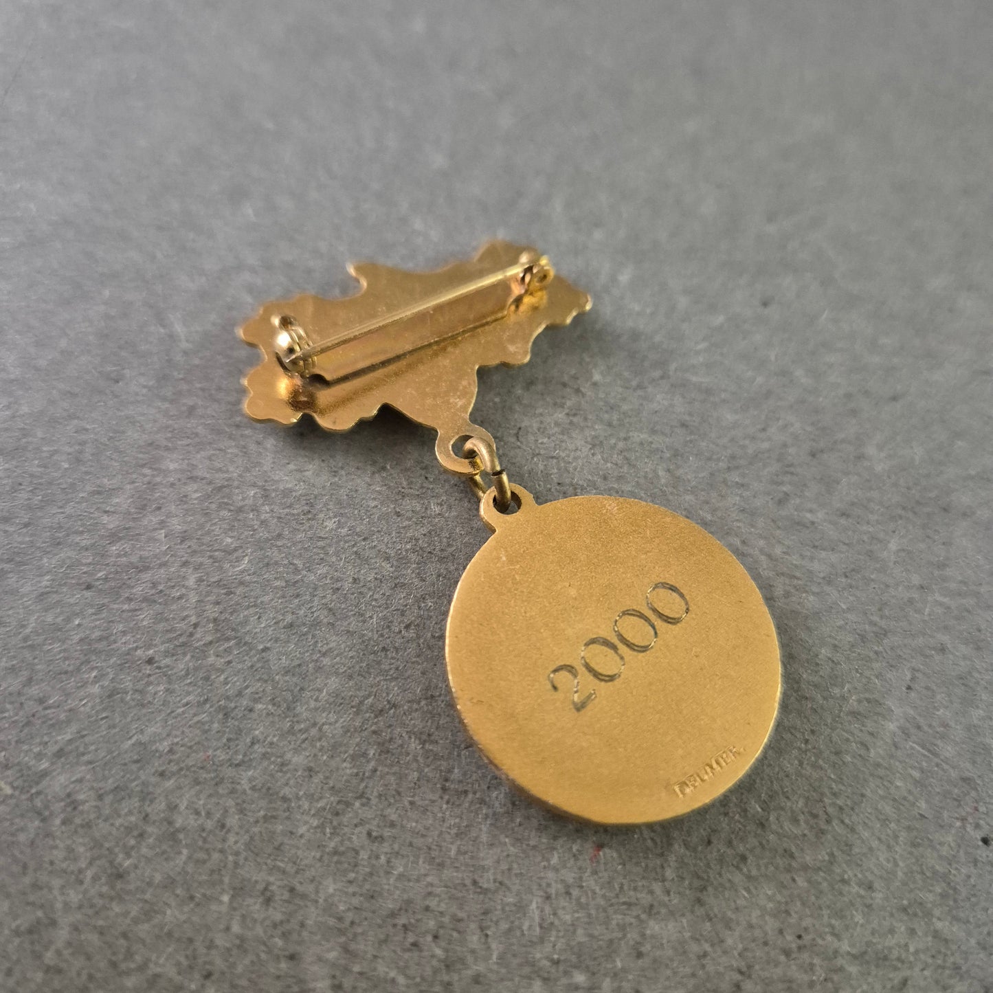 Dekorative Brosche/Medaille – Jahr 2000 mit Eichenlaub