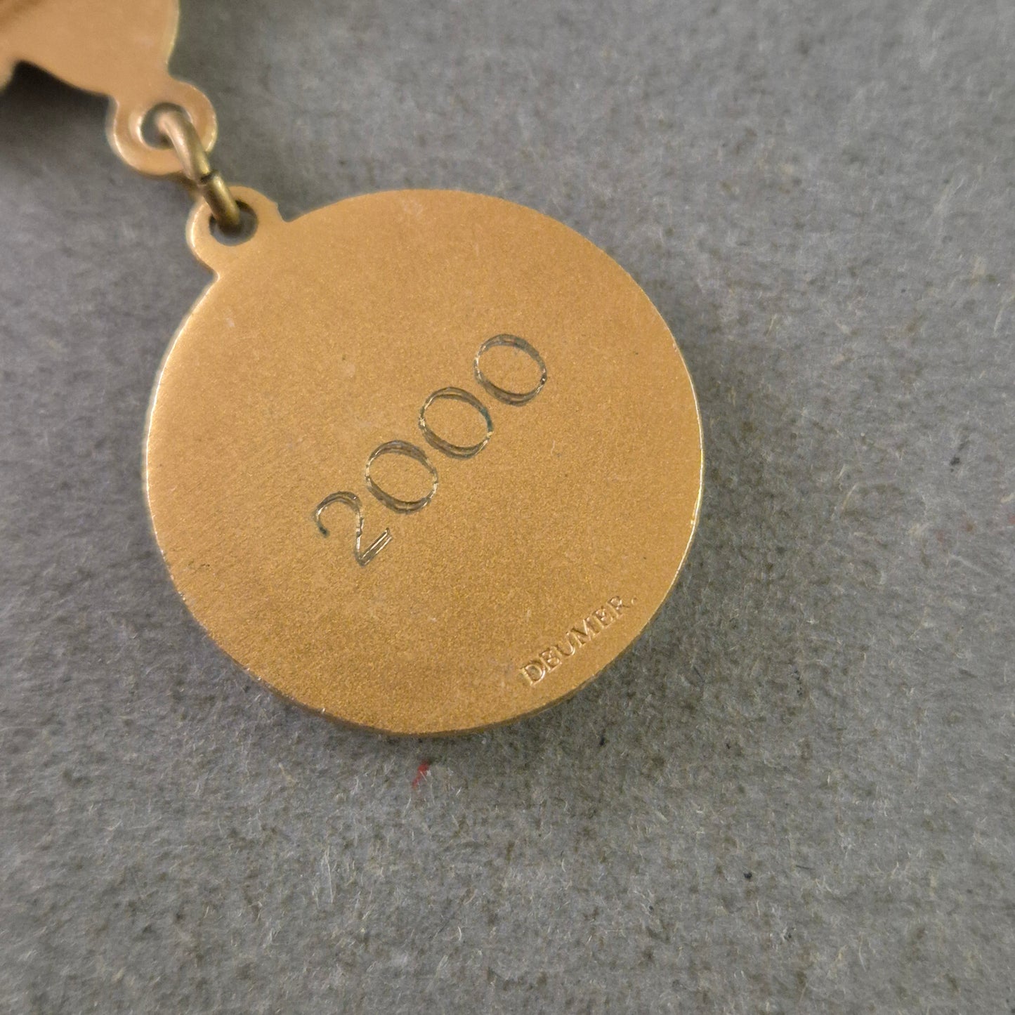 Dekorative Brosche/Medaille – Jahr 2000 mit Eichenlaub