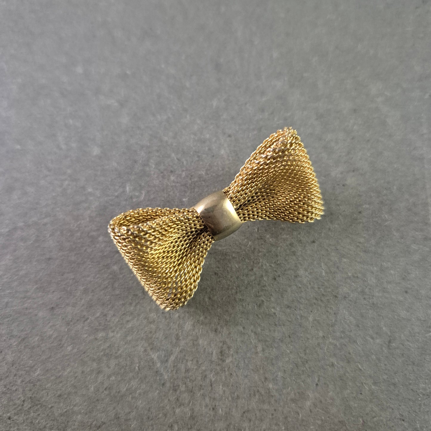 Filigrane Schleifen Brosche – Elegantes Maschendesign