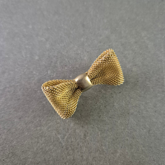 Filigrane Schleifen Brosche – Elegantes Maschendesign