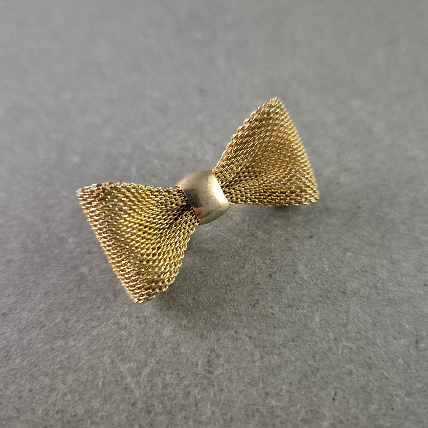 Filigrane Schleifen Brosche – Elegantes Maschendesign