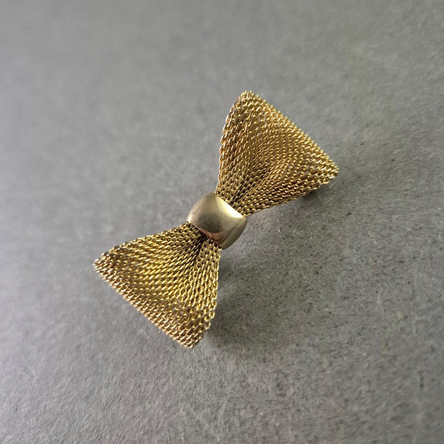 Filigrane Schleifen Brosche – Elegantes Maschendesign