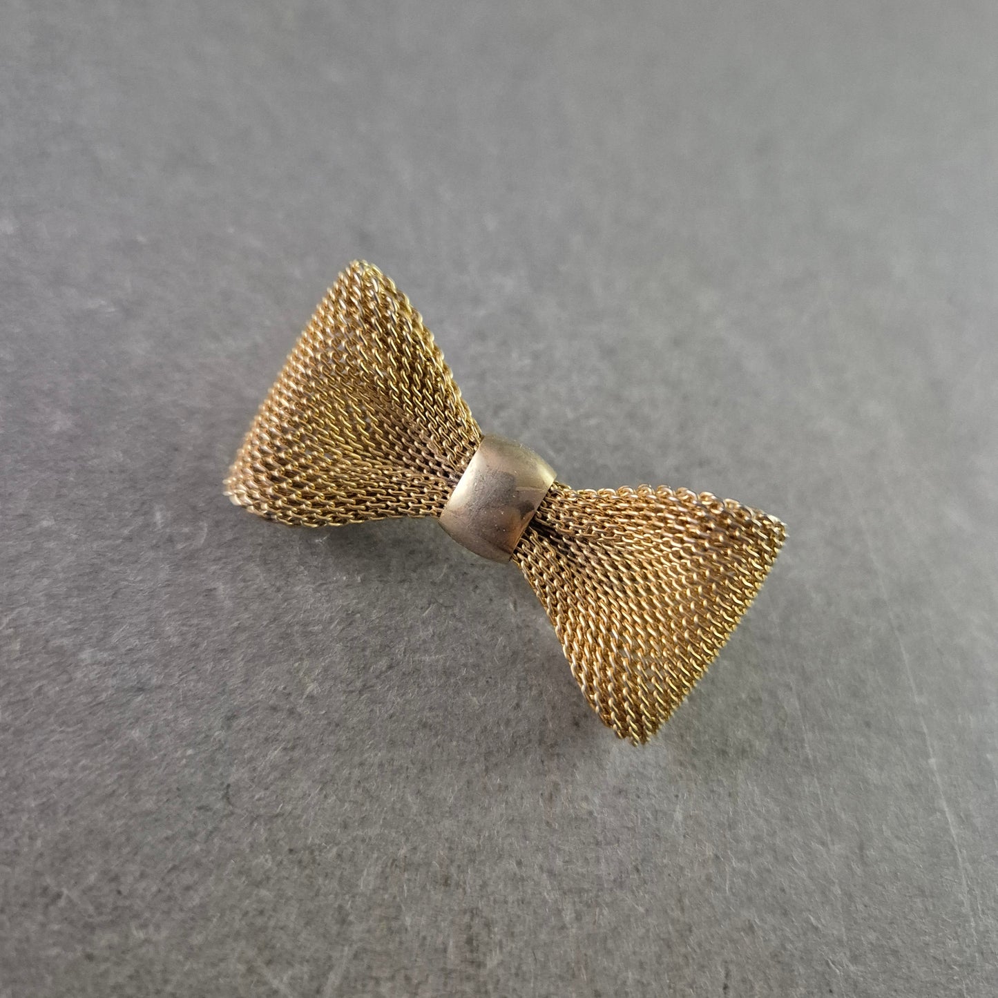 Filigrane Schleifen Brosche – Elegantes Maschendesign